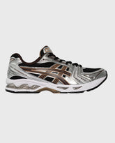 Asics Gel-Kayano 14 hardloopschoen zilver met zwart en bruine hiel, vetersluiting