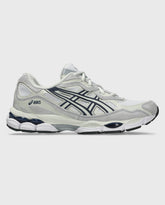 Witte Asics Gel-NYC sneaker met donkerblauwe panelen en geprofileerde voorzool