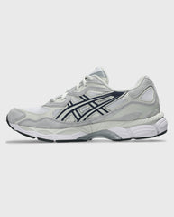 Witte Asics Gel-NYC sneaker met donkerblauwe strepen en geprofileerde zool
