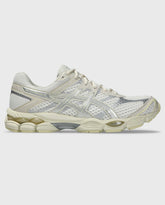 Asics hardloopschoen met crème mesh en zilveren overlays, zijaanzicht.