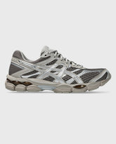 Asics hardloopschoen schuin zijaanzicht met perforaties, vetersluiting en stevige zool