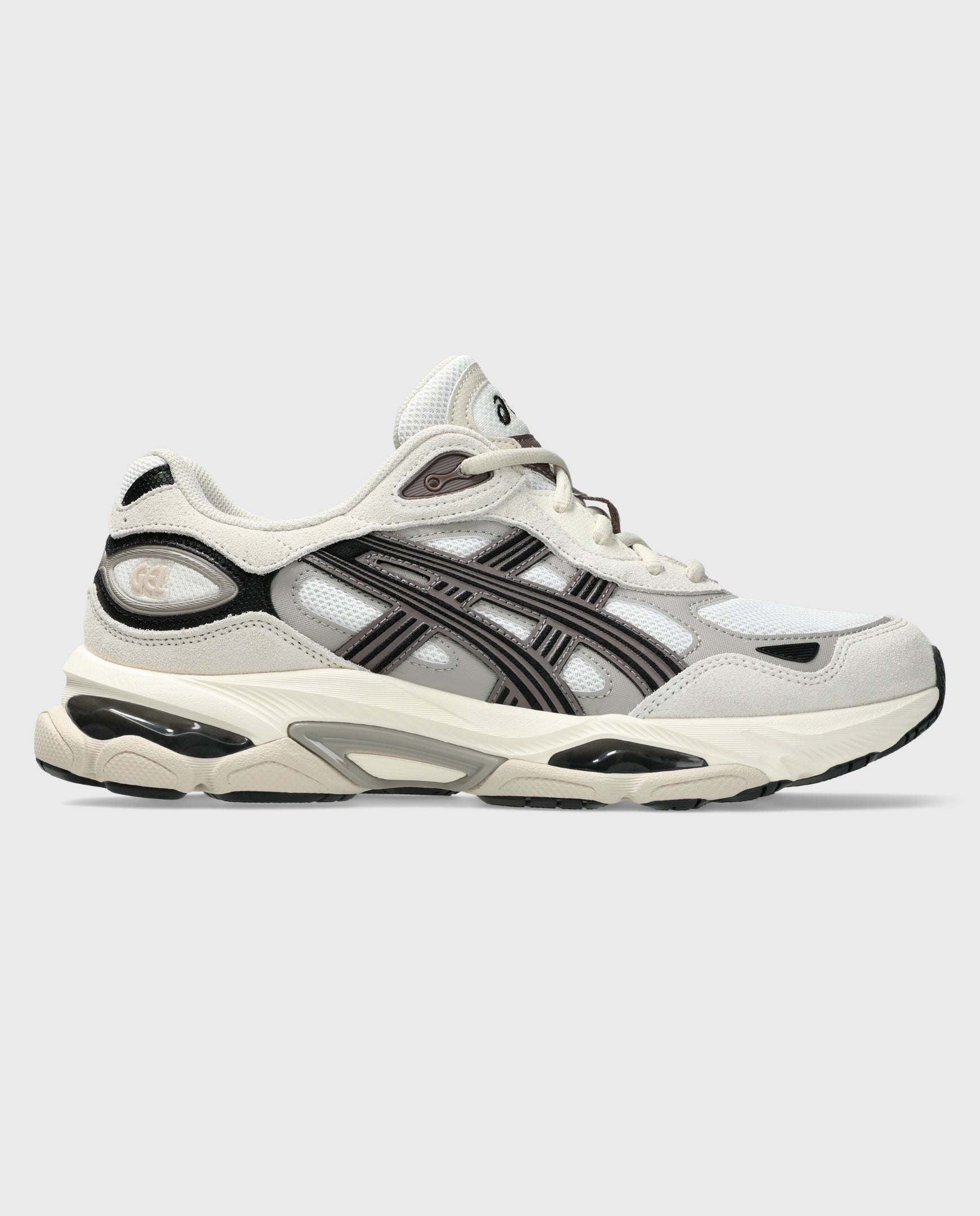 Asics Gel-NYC 2.0 sneaker zijaanzicht: witte upper, zwarte strepen, beige-zool