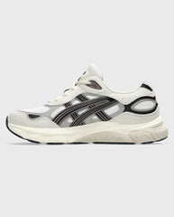 Asics Gel-NYC 2.0 sneaker wit met oatmeal en zwarte accenten, dikke zool