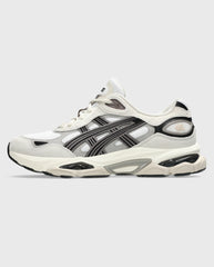 Asics Gel-NYC 2.0 sneaker zijaanzicht: witte upper, zwarte strepen, beige zool