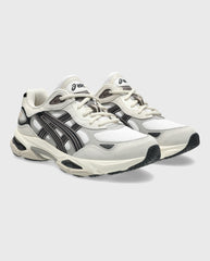 Asics Gel-NYC 2.0 sneaker driekwart: wit mesh, zwarte strepen, beige zool