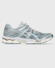 Asics hardloopschoen 3/4-zijaanzicht lichtblauw met reflecterende accenten.