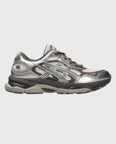 Asics sneaker in zilvergrijs met zwarte zijstrepen, bruine veters en sportzool