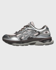 Asics sneaker in zilvergrijs met zijlogo’s, bruine veters en dikke tussenzool