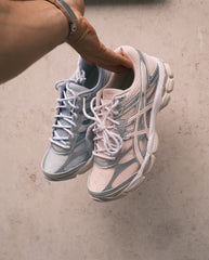 ASICS hardloopschoen met mesh bovenwerk, lichtgrijs met roze veters en zilveren panels