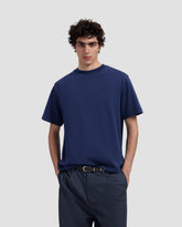 Donkerblauwe T-shirt met ronde hals en korte mouwen, voorzijde op model