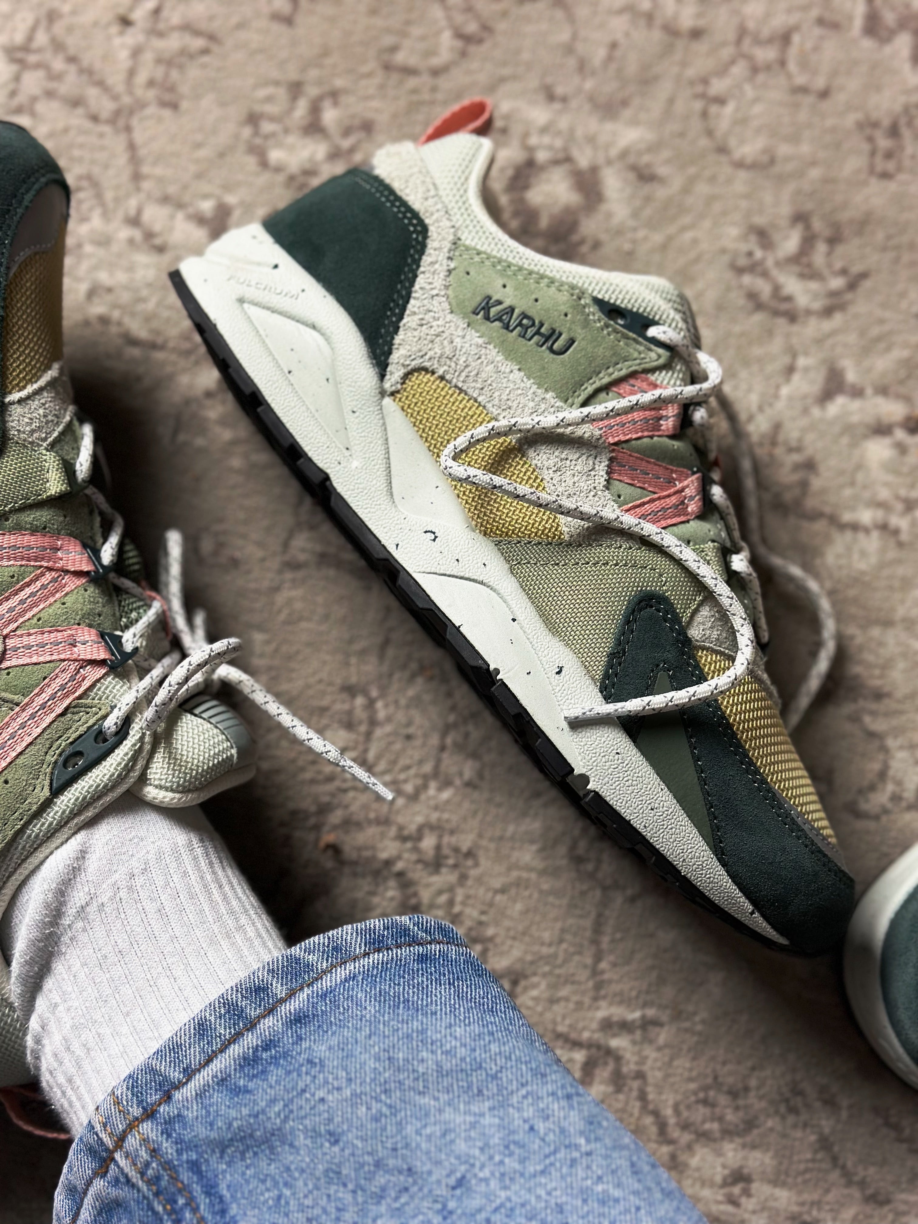 Karhu Fusion 2.0 Darkest Spruce Cameo Rose