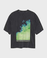 Donkergrijs t-shirt met voorprint in blauw en groen en tekst onder de afbeelding