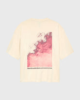 Ecru T-shirt met groot roze-wit grafisch print en tekst op de rug.
