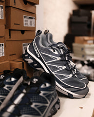 Salomon XT-6 hardloopschoenen, donkergrijs met witte zoolrand en vetersluiting