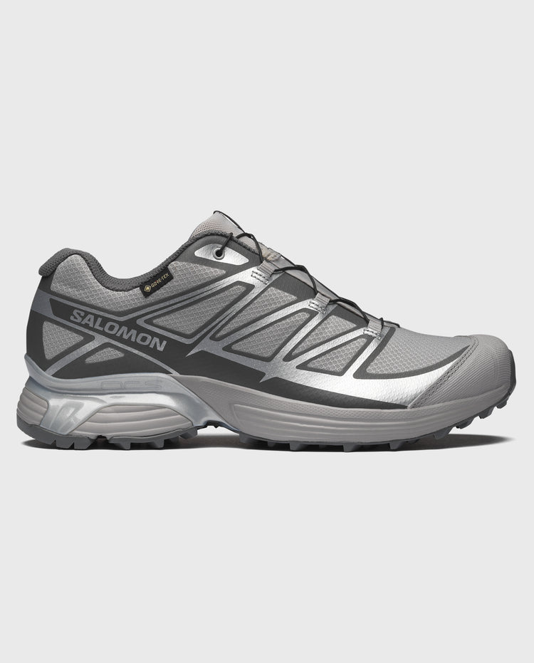 Salomon trailhardloopschoen zilvergrijs met zwarte overlays en logo op de zijkant