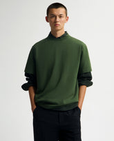 Groene T-shirt met ronde hals en rechte pasvorm, vooraan gedragen
