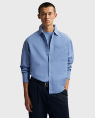 Dusty blue boxy overhemd met puntkraag, borstzak en lange mouwen met knopen