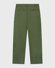 Groene pantalon met rechte pijpen, plooien en gulp met knoop; riemlussen en zijzakken.
