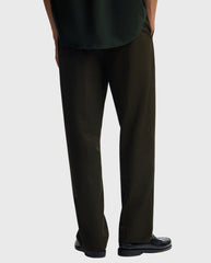 Donkergroene pantalon met rechte pijpen, achteraanzicht met middennaad en zoom.