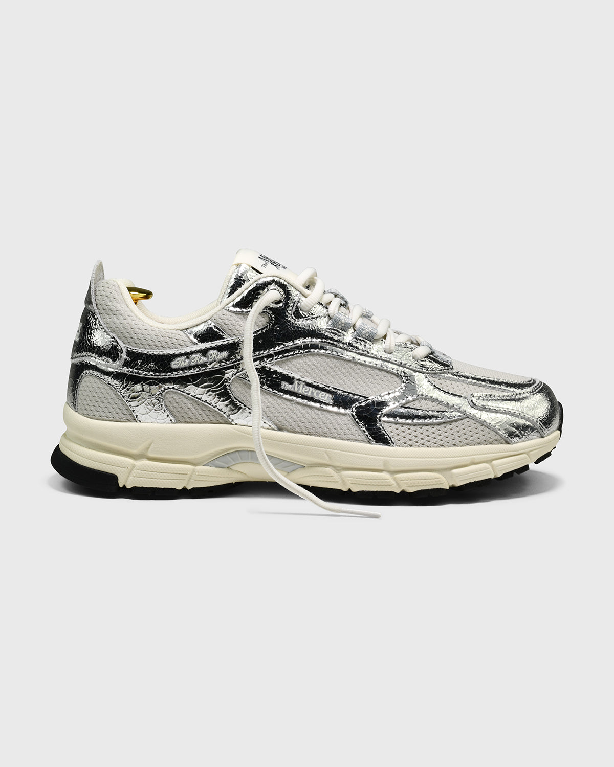 Zilveren sneaker met gekraakte print, witte veters en crèmekleurige tussenzool