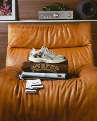 Zilveren sneaker met gekraakte print en witte veters, zicht op zijkant en neus