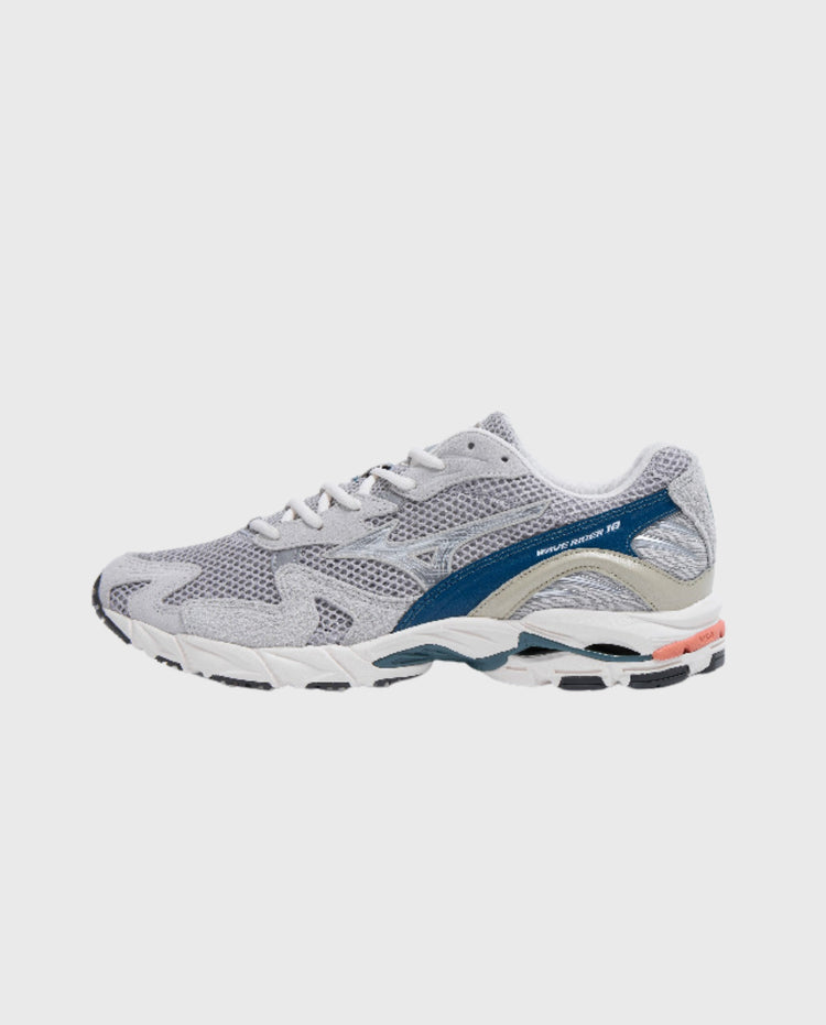 Mizuno hardloopschoen met grijze mesh upper, blauwe overlay en witte tussenzool