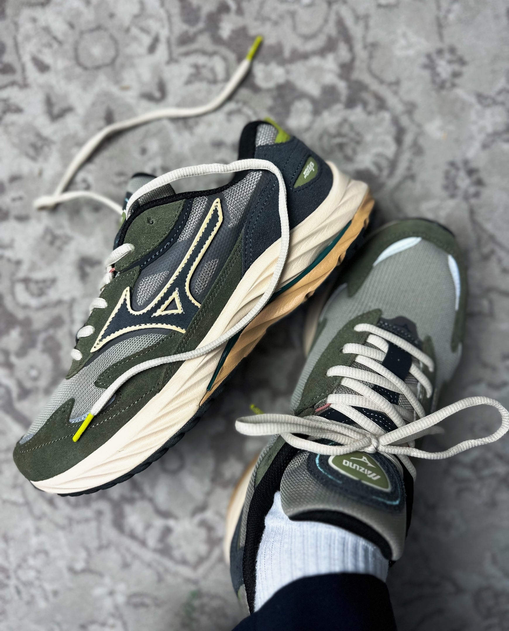 Mizuno Wave Rider Beta Vintage Khaki / Black Sand / Grape Leaf