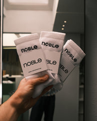 Witte sokken met 'noble' logo, opgevouwen set