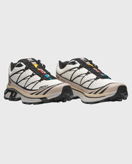 Salomon XT-6 sneakers in beige, zwart en wit met geprofileerde zool.