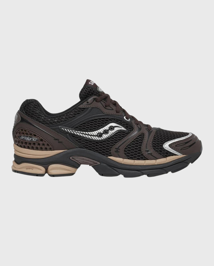 Saucony hardloopschoen zijaanzicht donkergrijs met beige zool en zwarte overlays