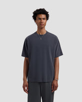 Charcoal T-shirt met ronde hals en klein OLAF-borstlogo, voorzijde op model