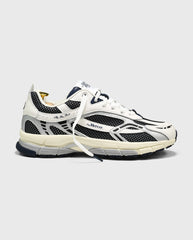 Witte sneaker met blauw-zwarte overlays, veters en sportieve tussenzool