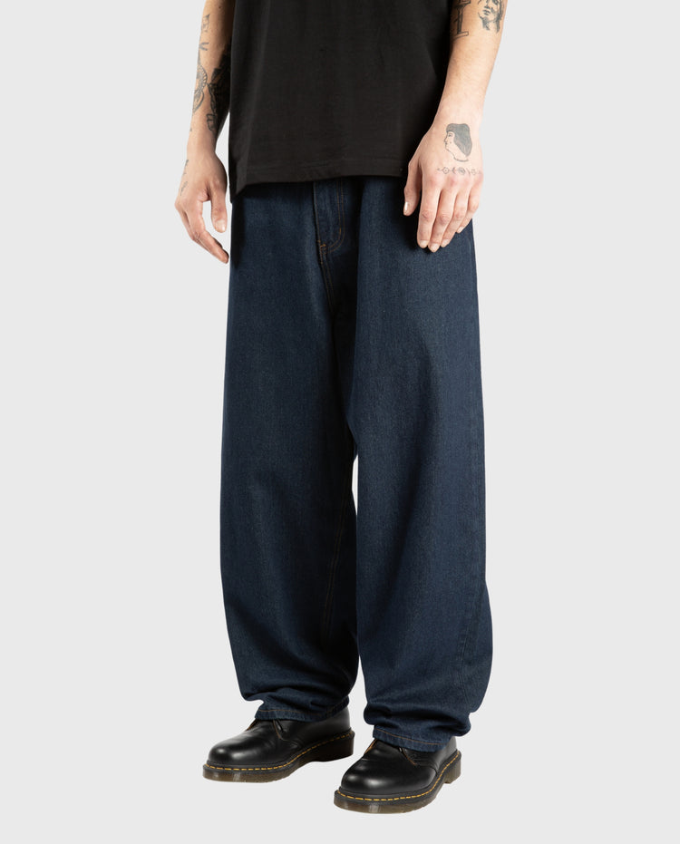 Donkerblauwe wijde jeansbroek, rechte pijpen, met achterzakken
