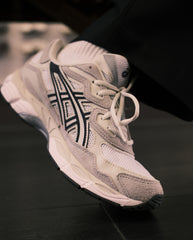 Witte Asics Gel-NYC hardloopsneaker met donkerblauwe accenten, veters en mesh