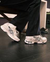 Asics hardloopsneaker wit met donkerblauwe logo's, zijaanzicht, vetersluiting