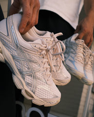 Crème ASICS hardloopschoen, gedetailleerde veters en mesh-bovenwerk met zilverprint