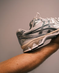 Asics hardloopschoen wit met grafietgrijze hiel en zwarte details, dikke tussenzool
