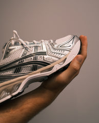 Asics hardloopschoen wit met grafietgrijze zijpanelen, veters en dikke zool
