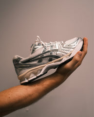 Asics hardloopschoen wit met grafietgrijze en zwarte accenten, veters en mesh