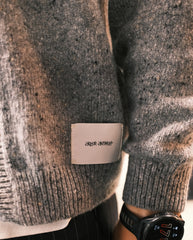 Gebreide cardiganzoom en mouwboord, donkergrijze knit, met label bij de zoom
