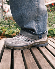 Saucony sneaker lichtgrijs met geperforeerd bovenwerk, veterfront en dikke zool