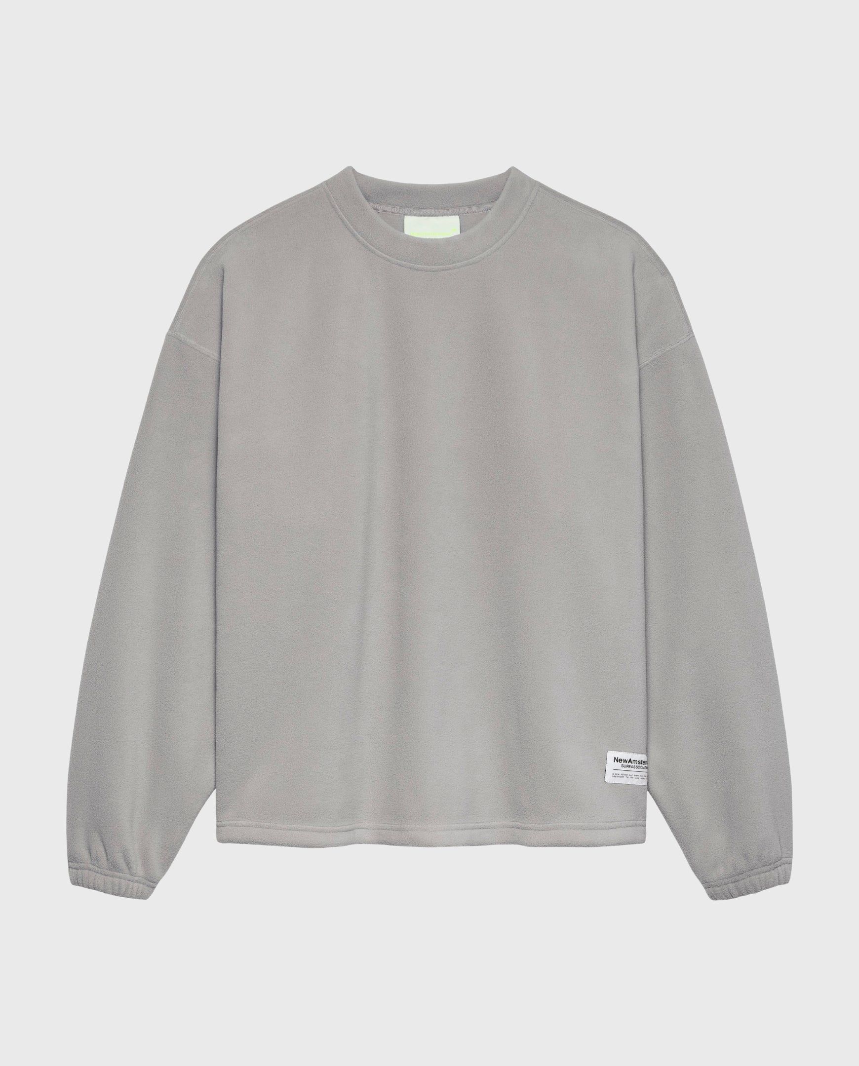 Steen-grijze fleece crewneck met klein label bij de zoom rechts