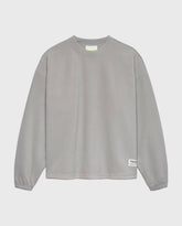 Steen-grijze fleece crewneck met klein label bij de zoom rechts