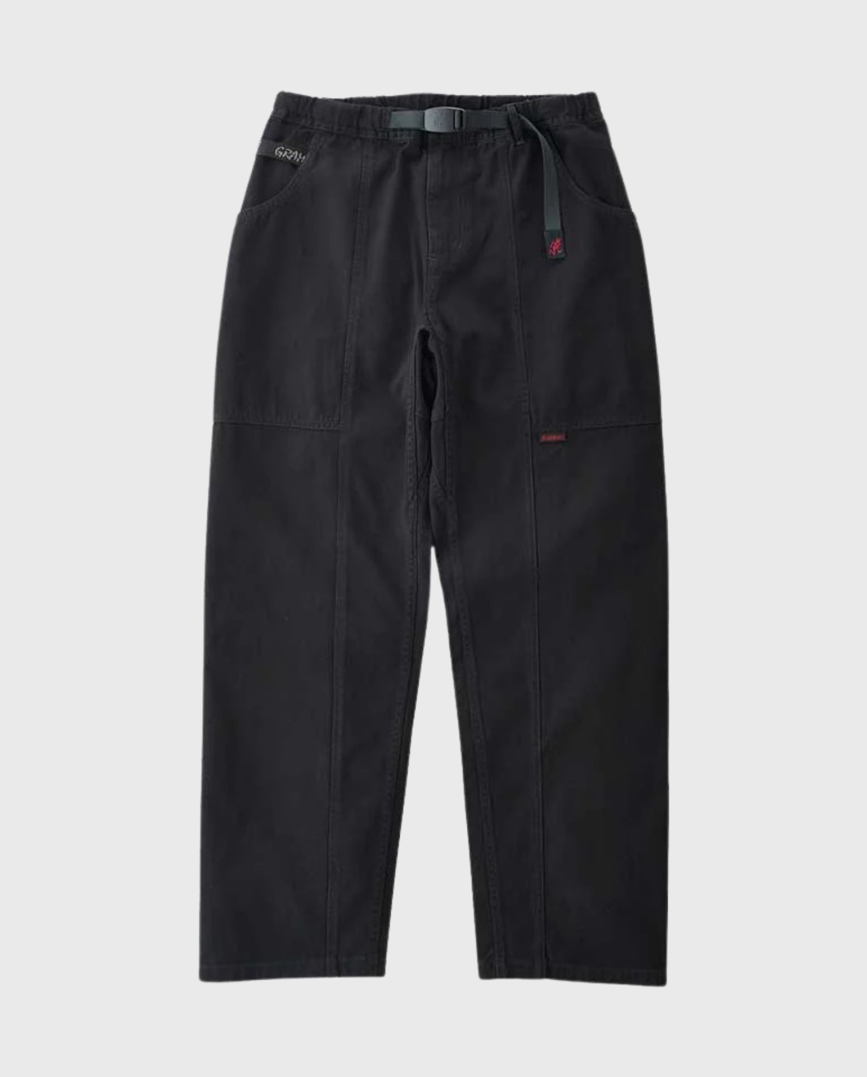 Zwarte cargobroek met elastische taille, trekkoord en zijzakken.