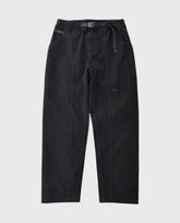 Zwarte cargobroek met elastische taille, trekkoord en zijzakken.