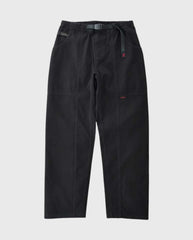 Zwarte cargobroek met elastische taille, trekkoord en zijzakken.