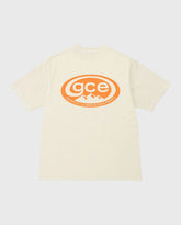 Beige pigmentgeverfde T-shirt met ronde hals en groot oranje GCE-logo op voorzijde