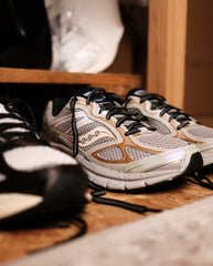 Beige Saucony Progrid hardloopschoenen met mesh, veters en zwarte accenten
