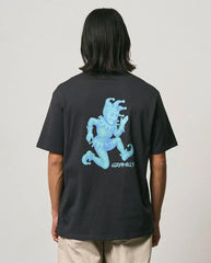 Zwarte T-shirt met grote blauwe figuurprint op de rug