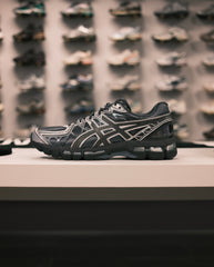 Asics Gel-Kayano 20 hardloopschoen grijs met Asics-zijlogo, veters en grove profielzool